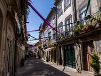 Mit Bändern geschmückte Gasse in der Altstadt - Viana do Castelo